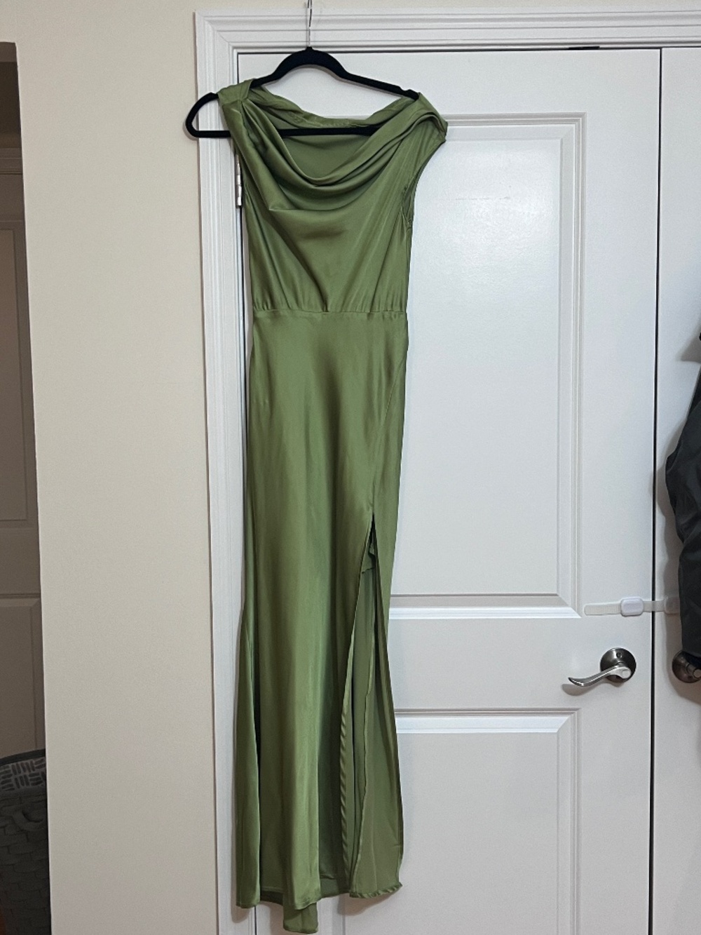 ASTR The Label Green Monroe Satin Off Shoulder Maxi Dress XS - Picture 6 of 10